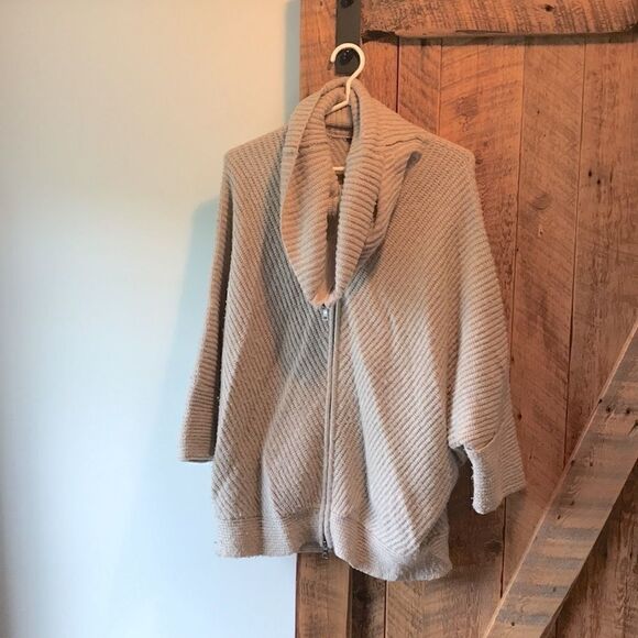 BCBGMAXAZRIA knitted sweater - Picture 2 of 8